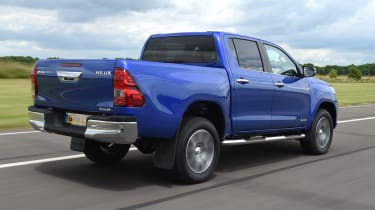 Toyota Hilux 2016 - rear tracking
