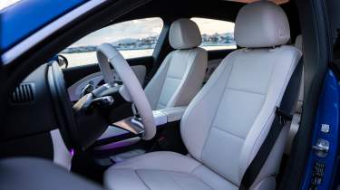 Mercedes CLA Shooting Brake - front seats