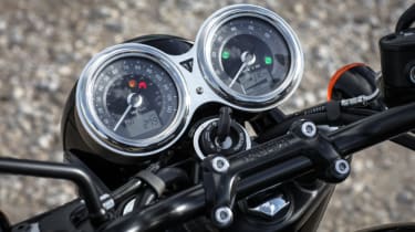 Triumph Bonneville T120 review - dials