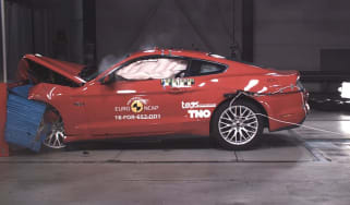 Ford Mustang 2 star crash test