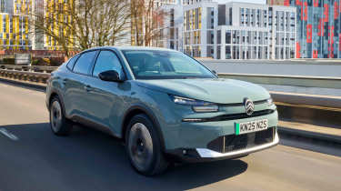 Citroen e-C4 X - front tracking