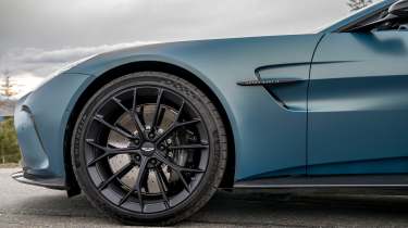 Aston Martin Vantage Roadster - wheel