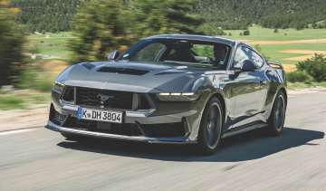 Ford Mustang Dark Horse - front tracking