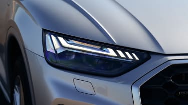 Audi Q5 - headlights