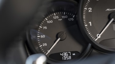 Porsche Macan T - speedometer