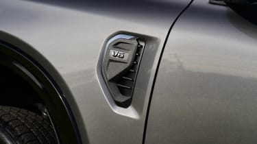 Ford Ranger Platinum - front wing &#039;V6&#039; badge