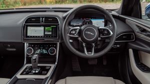 Jaguar XE P250 - dash