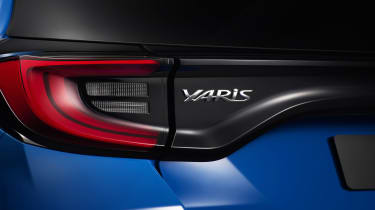 Toyota Yaris Hybrid - badge 