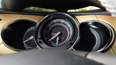 DS 3 Performance Cabrio 2016 - dials