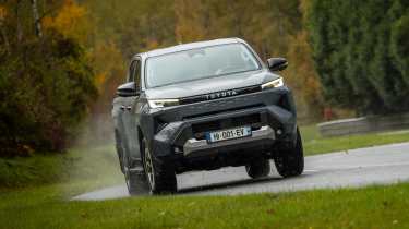 Toyota Hilux - front cornering