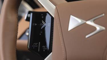 DS No8 - steering wheel controls
