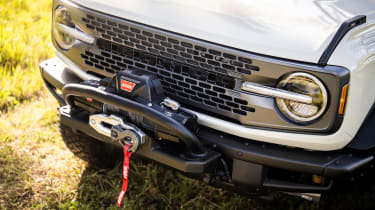 Ford Bronco Everglades - winch