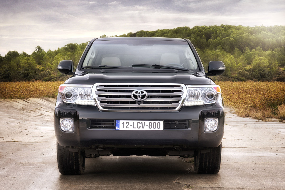 Car toyota land cruiser v8