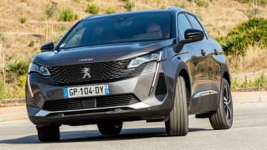 Peugeot 3008 MHEV - front action