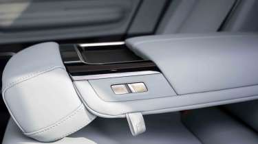 Polestar 4 - rear arm rest with front seat controls