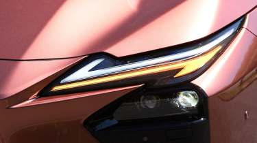Lexus ES UK - front light