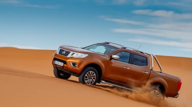 Nissan NP300 Navara pick-up dune - sand driving 2
