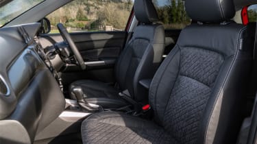 Suzuki Vitara Full Hybrid - front seats