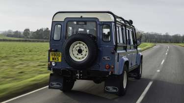 Land Rover Defender Classic V8 - rear tracking 