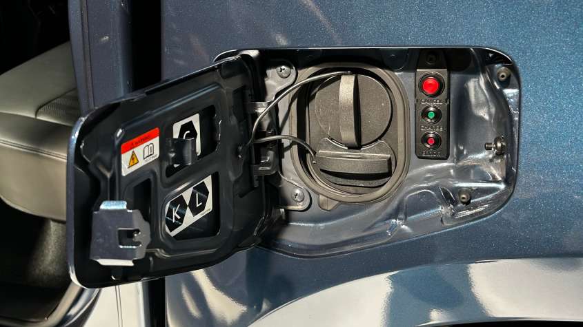 Isuzu D-Max EV на выставке 2025 Commercial Vehicle Show - порт зарядки