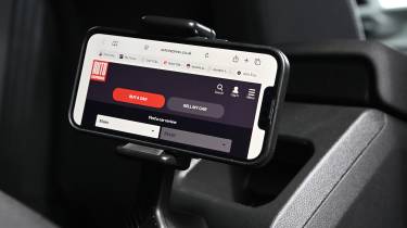 Dacia Duster Hybrid - phone clip