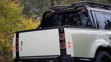 Land Rover Defender pick-up - tailgate white