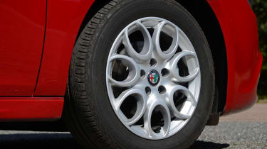 Alfa Romeo Giulietta vs SEAT Leon vs Kia Cee&#039;d - Giulietta wheel