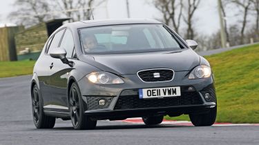 SEAT Leon FR+ 2.0 TSI front cornering