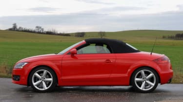 TT Roadster 2.0T FSI S Tronic side view roof closed