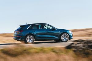 Audi e-tron - side action