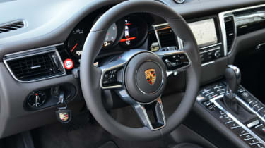 Porsche Macan vs Range Rover Evoque interior 2 (Macan)