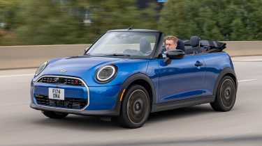 MINI Convertible 2024 - front tracking