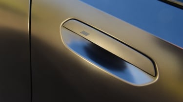 BMW i5 - exterior door handle