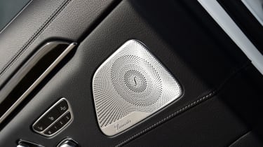 Mercedes S 560 e - speaker