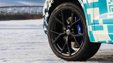 Volkswagen Touareg camouflaged - wheel
