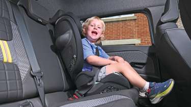 Renault 4 E-Tech Iconic - child in child seat