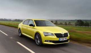 Skoda Superb - front tracking
