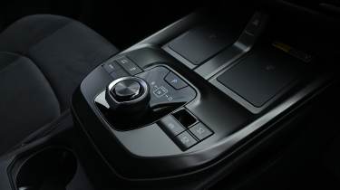 Toyota C-HR+ - centre console 