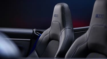 Porsche 911 Carrera T Cabriolet - headrest