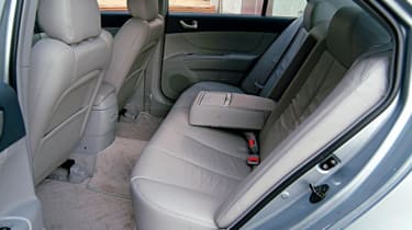 Hyundai 2.0 CDX auto rear seats