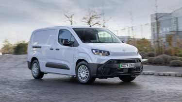 Toyota Proace City - front tracking