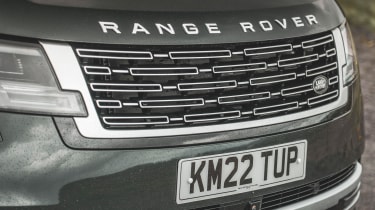 Range Rover vs Bentley Bentayga - Range Rover front grille