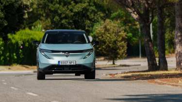 Nissan Ariya facelift 2026 - front cornering