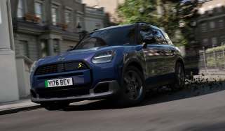 MINI Countryman SE Midnight Edition - front cornering