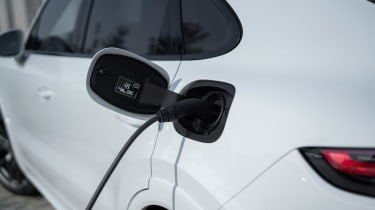 Porsche Cayenne Turbo S E-Hybrid - charging