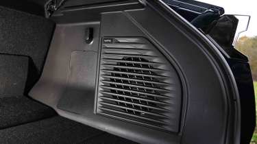 Suzuki e Vitara - Infinity boot subwoofer