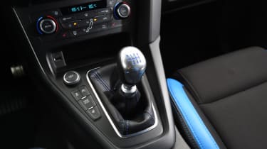 Focus RS vs RS3 vs Golf R - Focus RS gearlever