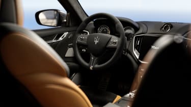 Maserati Ghibli 334 Ultima V8 - steering wheel and dashboard