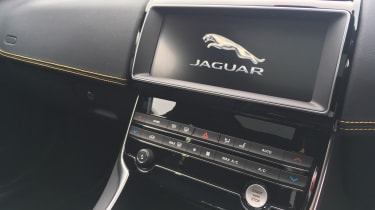 Jaguar XE 300 Sport - infotainment