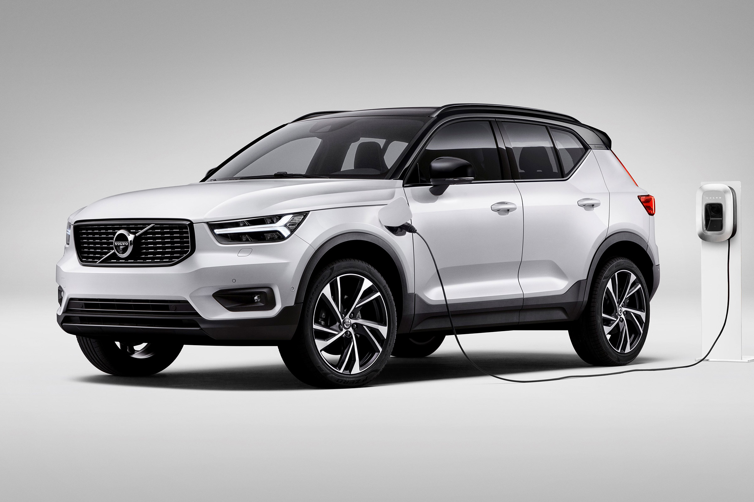 Volvo offers free electricity for new plug-in hybrid 